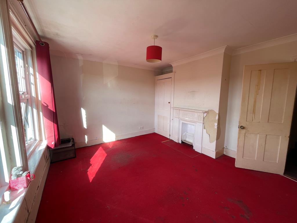 Lot: 92 - THREE-BEDROOM TERRACED HOUSE WITH VIEWS - Bedroom one with fire place